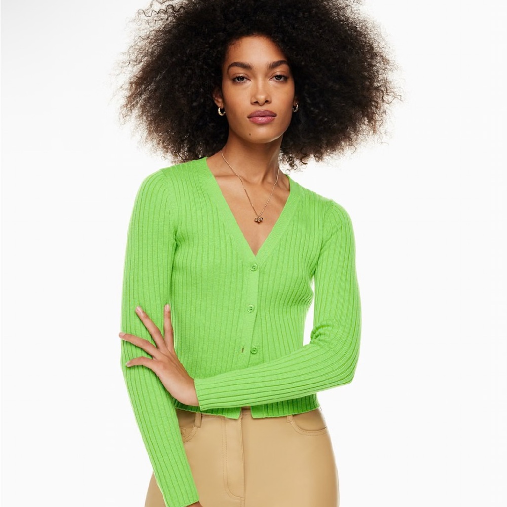 Wilfred Manila Cardigan
Merino Wool V-neck cardigan